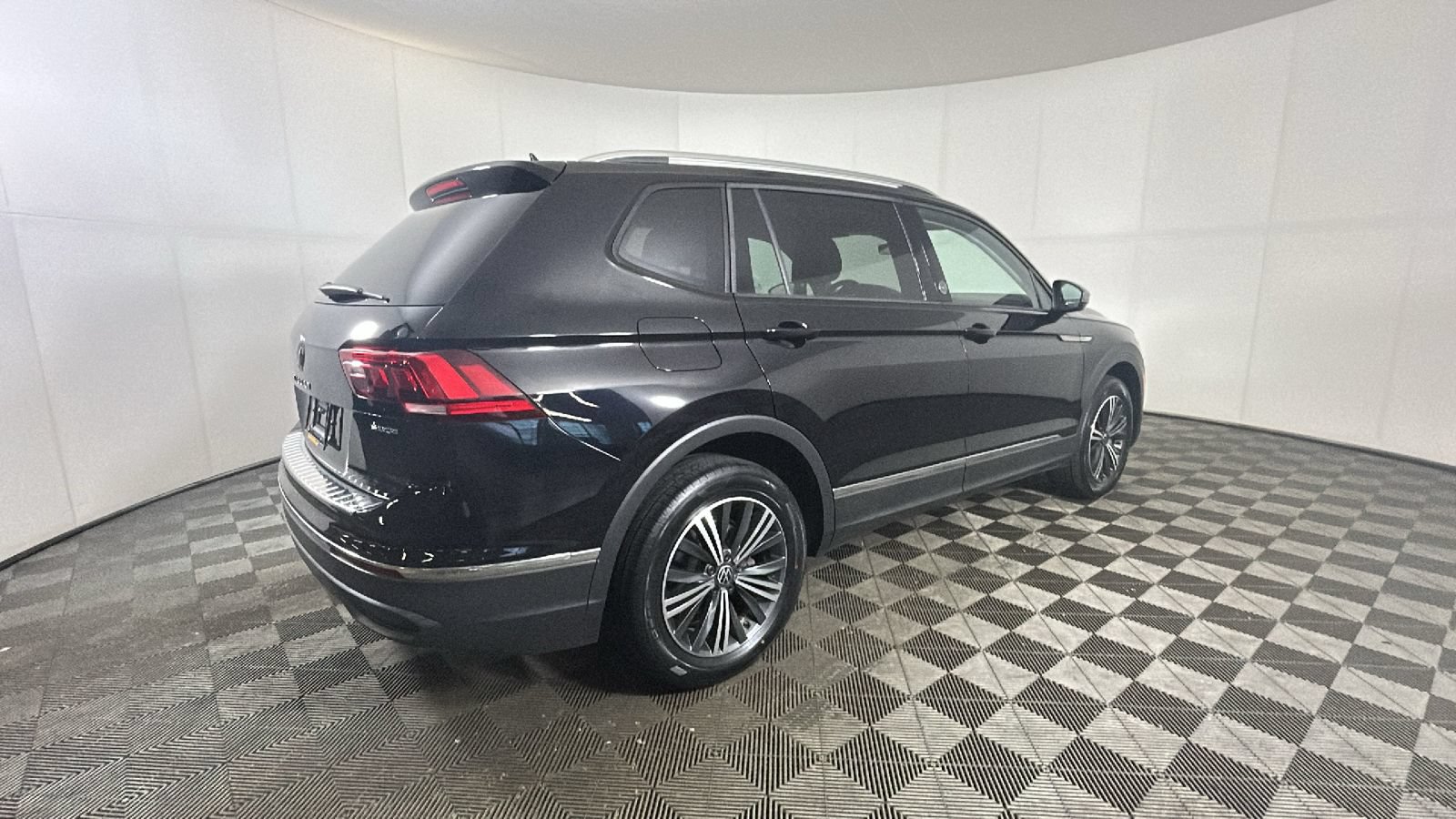 Used 2024 Volkswagen Tiguan Wolfsburg Edition AWD/4WD image 2