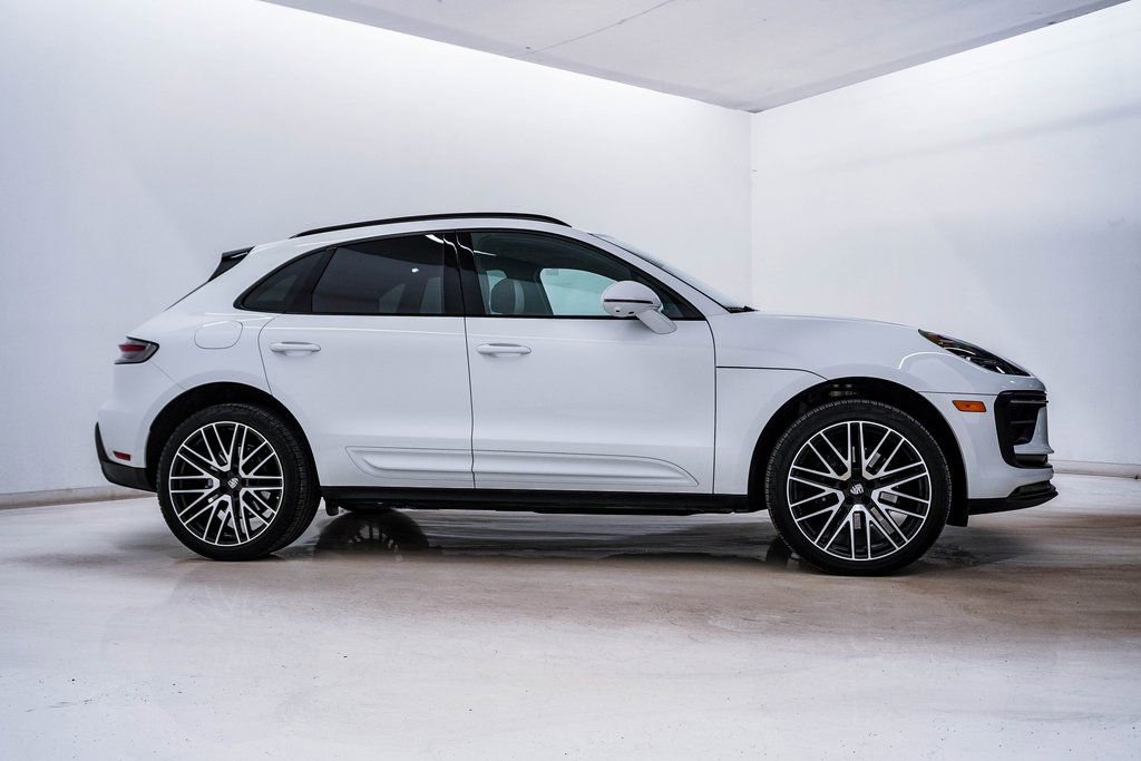 Certified 2025 Porsche Macan image 9