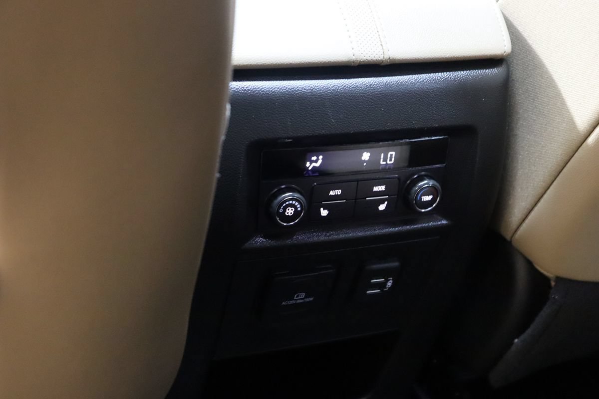 Used 2023 Chevrolet Traverse Premier FWD image 55