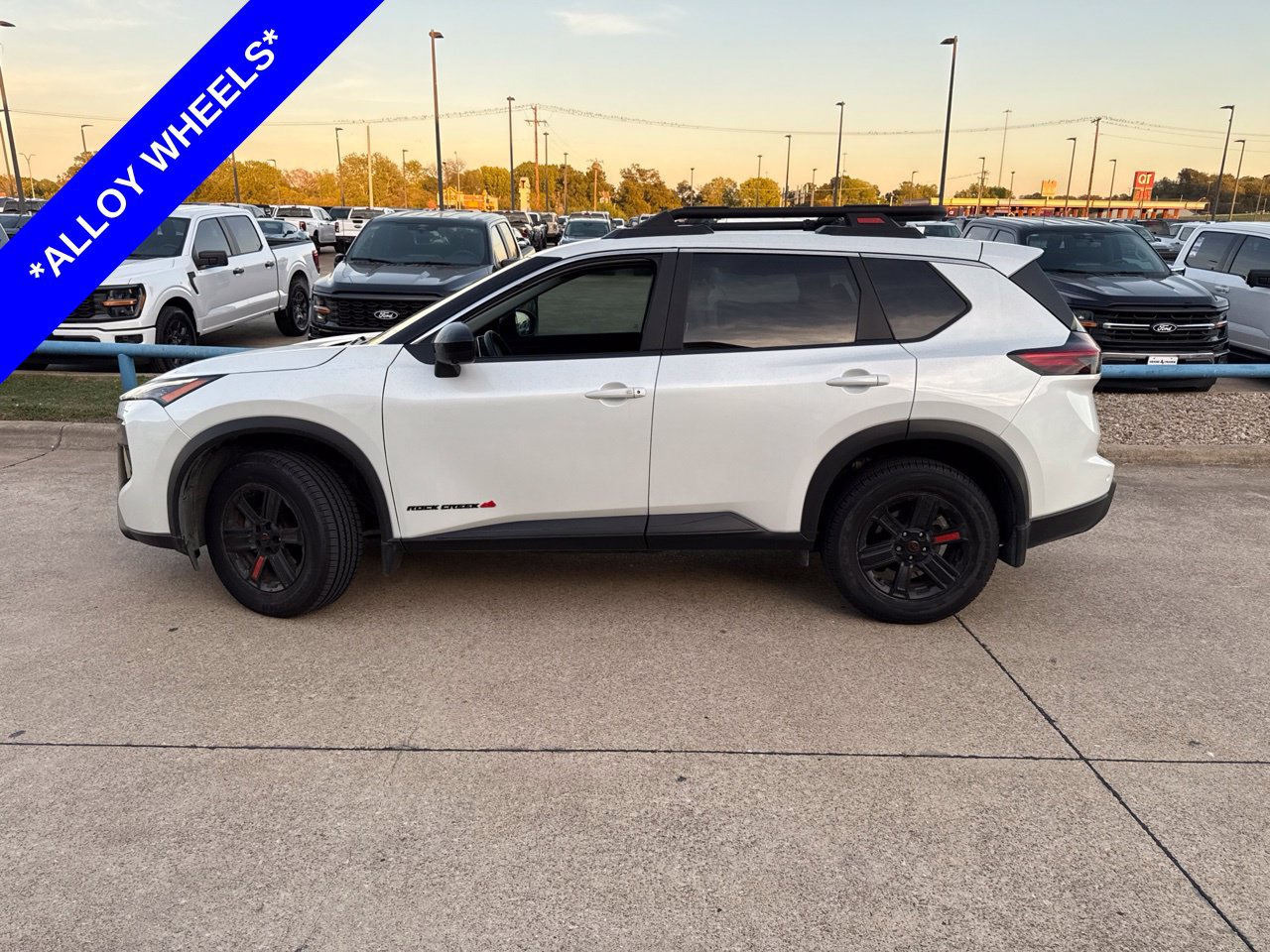 Used 2025 Nissan Rogue SV AWD/4WD image 3