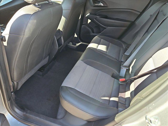 Used 2025 Chevrolet Trax LT FWD image 18