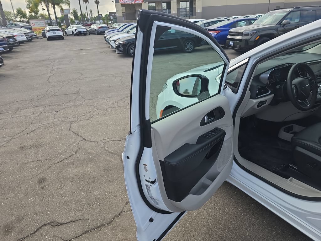 Used 2024 Chrysler Pacifica Touring-L FWD image 10
