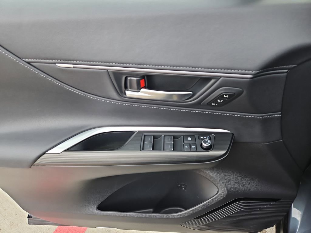 Used 2023 Toyota Venza XLE image 15