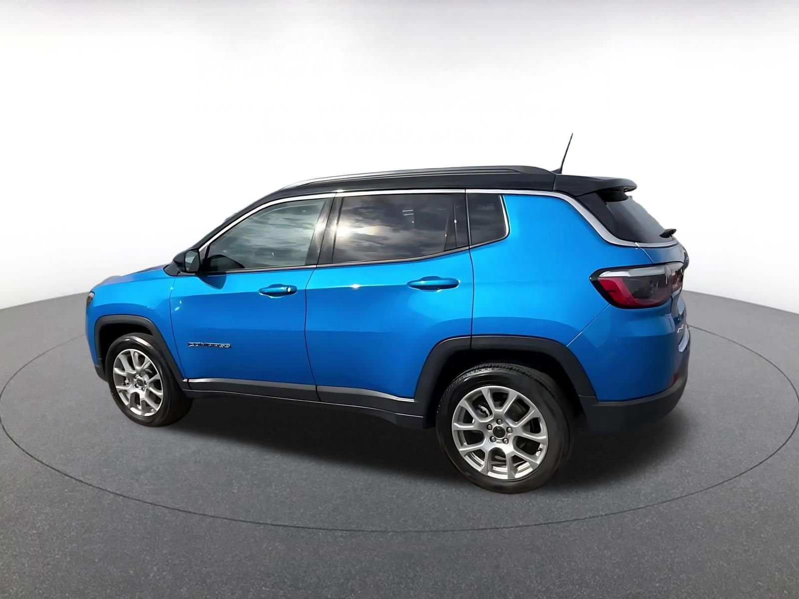 Used 2025 Jeep Compass Limited AWD/4WD image 10