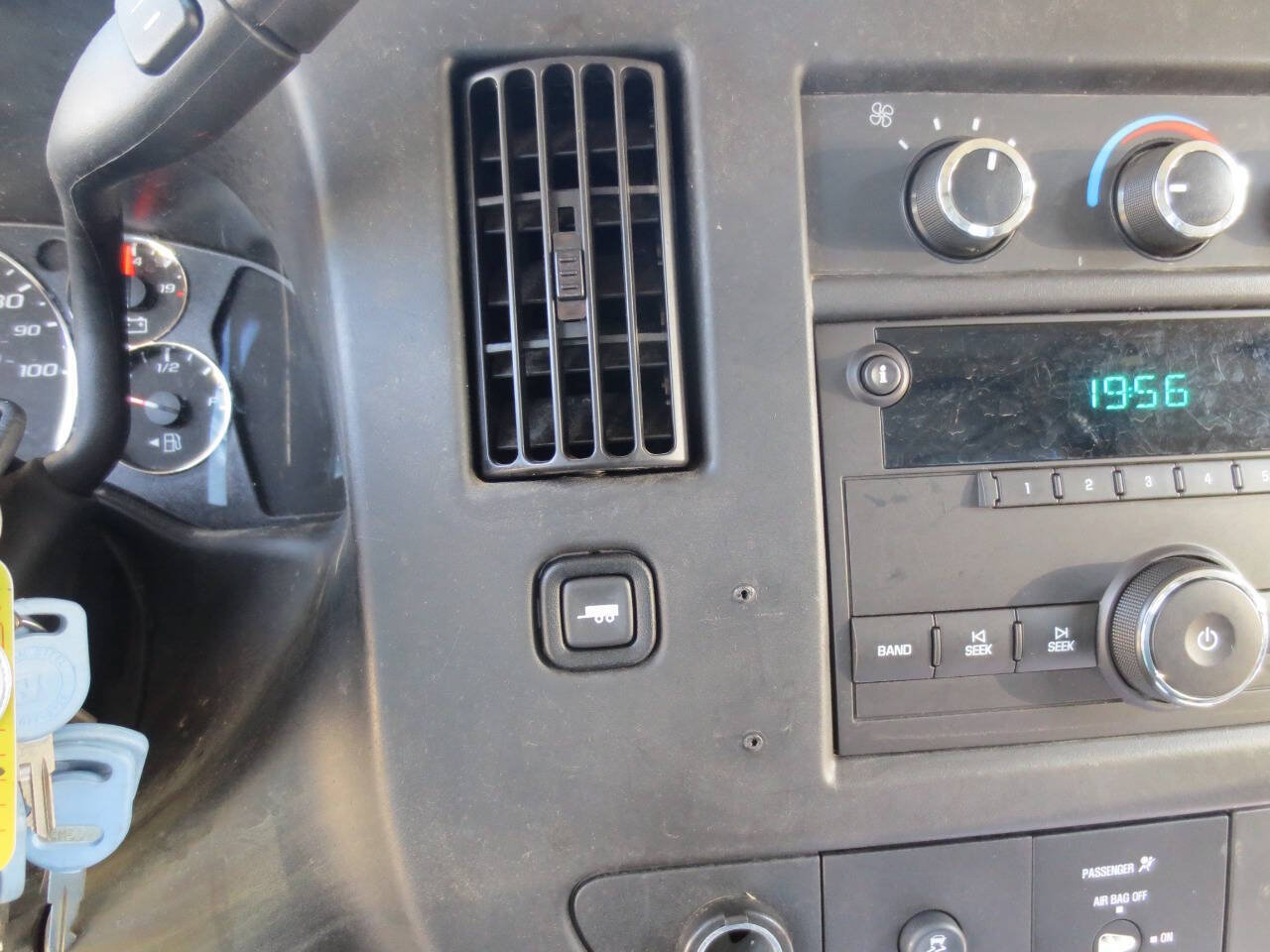 Used 2014 Chevrolet Express 2500 RWD image 16