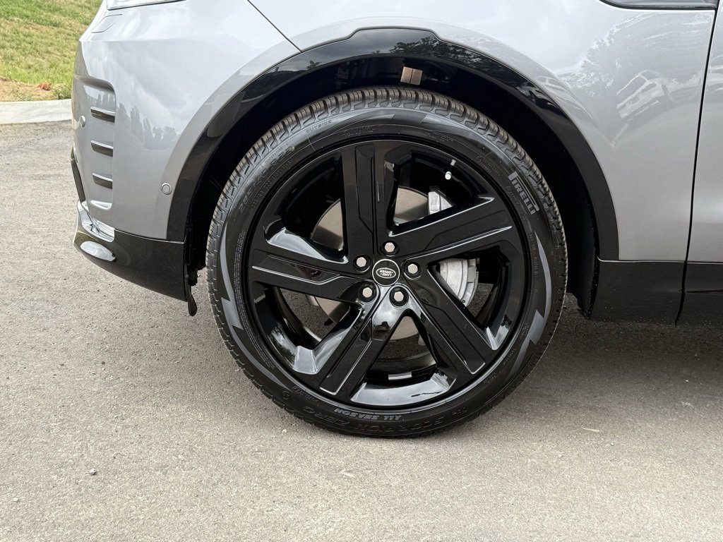 New 2025 Land Rover Discovery Dynamic SE image 10