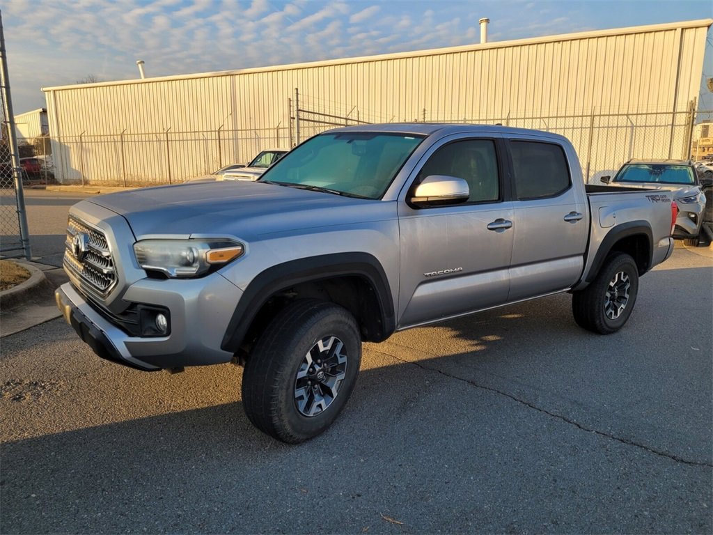Used 2017 Toyota Tacoma TRD Off-Road image 8