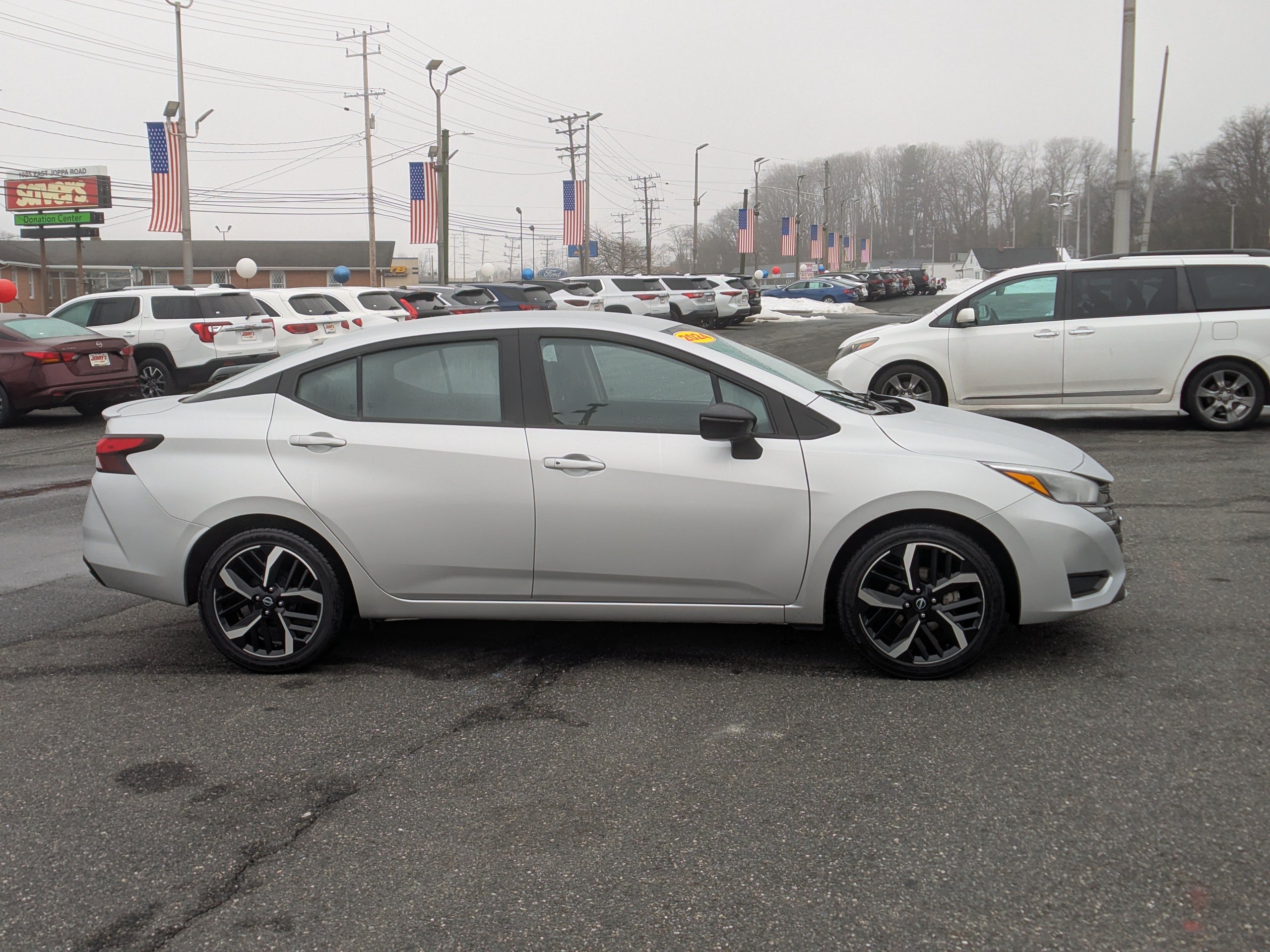 Used 2024 Nissan Versa SR FWD image 10