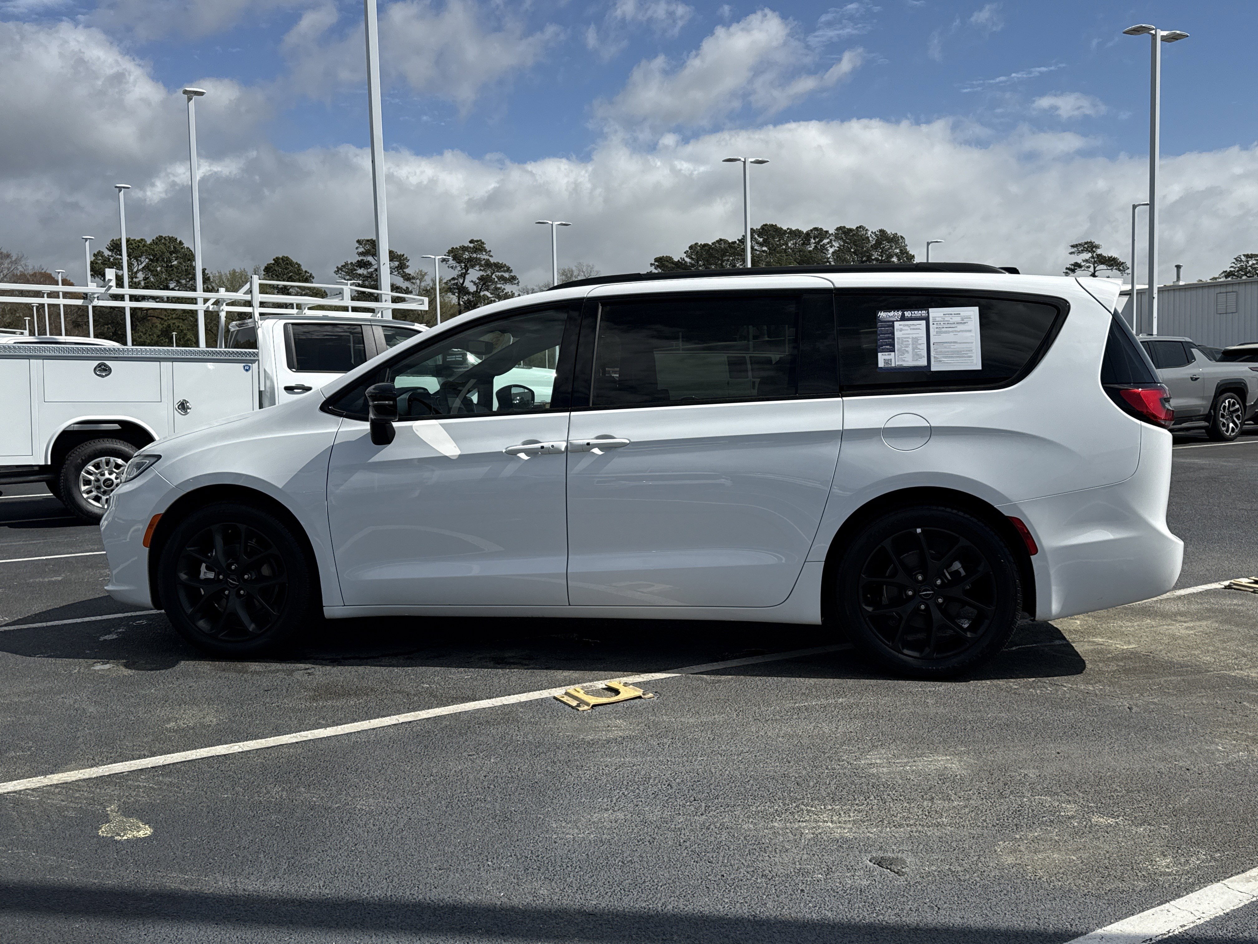 Used 2025 Chrysler Pacifica Limited FWD image 11