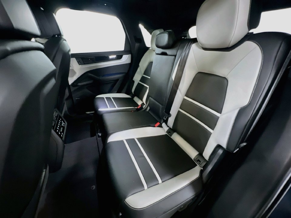 Certified 2026 Porsche Cayenne AWD/4WD image 24