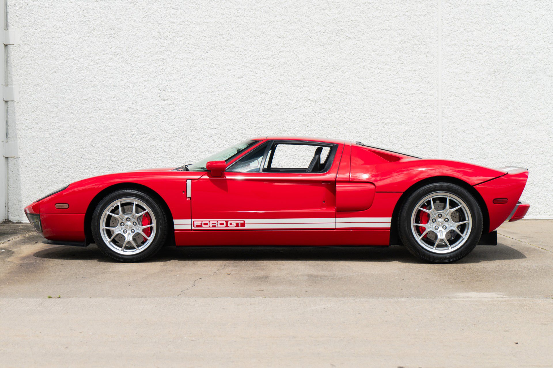 Used 2005 Ford GT RWD image 9