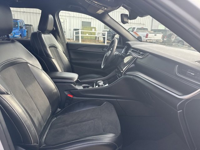 Used 2024 Jeep Grand Cherokee Altitude image 25