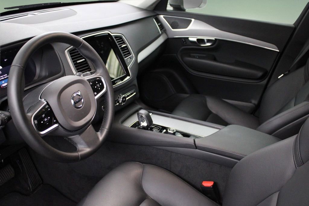 Certified 2025 Volvo XC90 B5 Core image 15