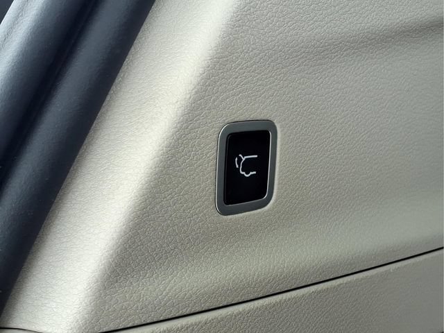 Used 2023 Chrysler Voyager LX FWD image 24