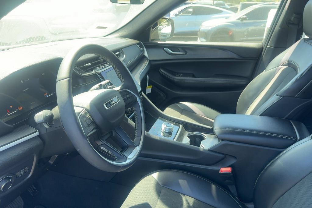 Used 2025 Jeep Grand Cherokee Altitude RWD image 11