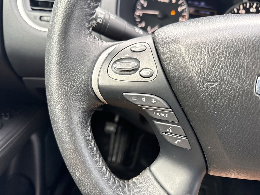 Used 2020 Nissan Pathfinder SV image 16