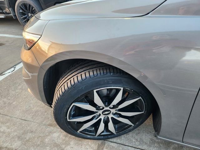 Used 2017 Chevrolet Malibu LT w/ Leather Package image 7