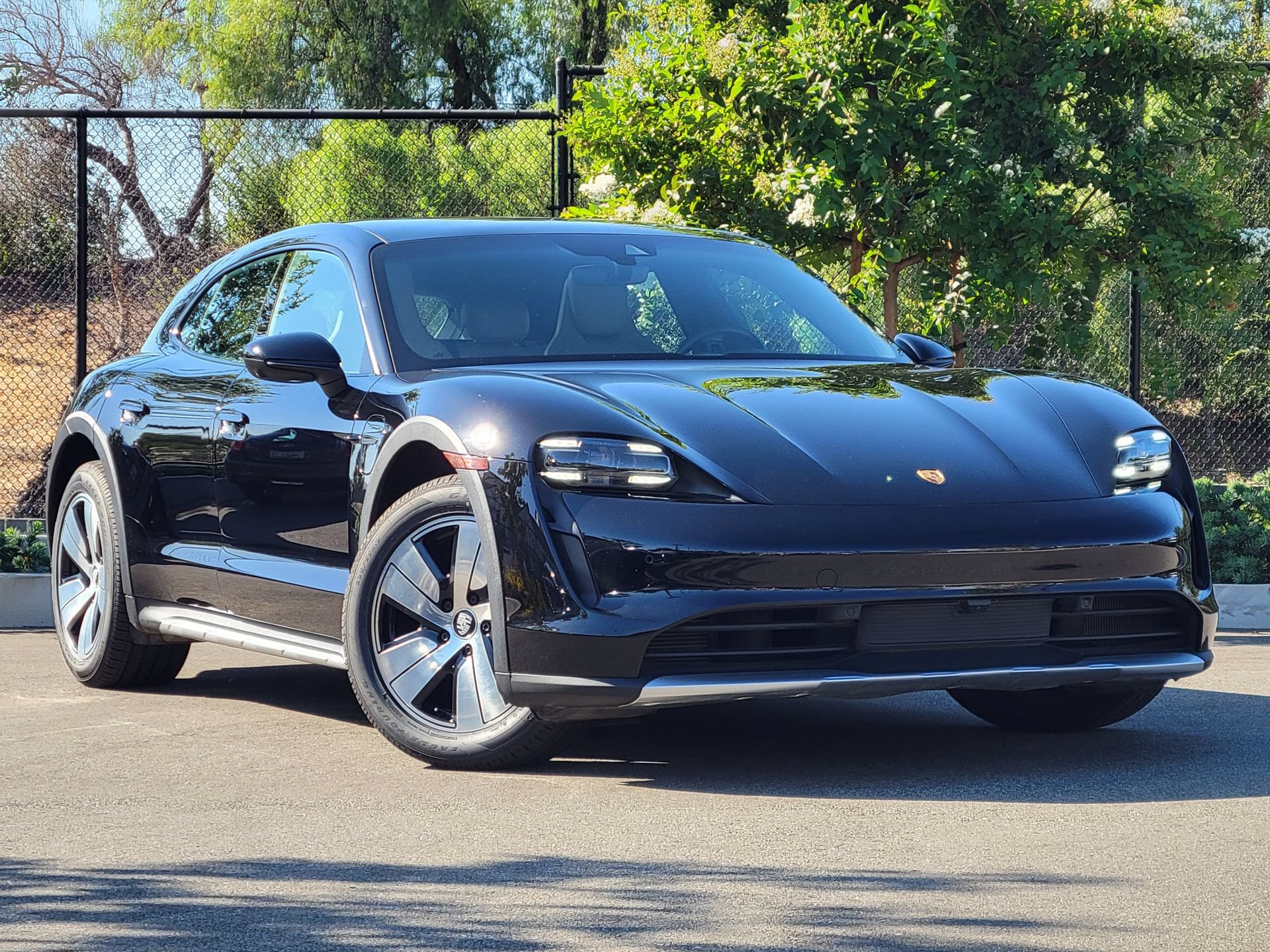 Certified 2022 Porsche Taycan 4 Cross Turismo AWD/4WD image 9