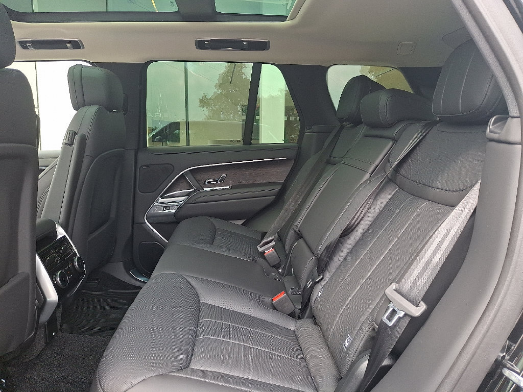 New 2026 Land Rover Range Rover SE AWD/4WD image 6