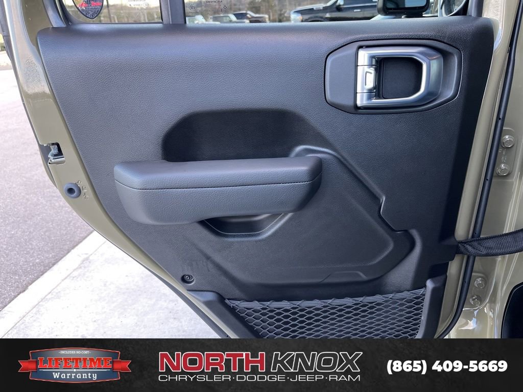 Used 2025 Jeep Gladiator Mojave w/ Convenience Group image 15