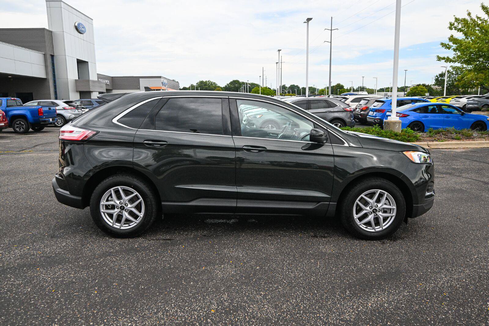Used 2023 Ford Edge SEL AWD/4WD image 3