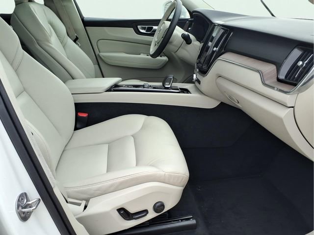 Used 2022 Volvo XC60 B5 Momentum AWD/4WD image 23