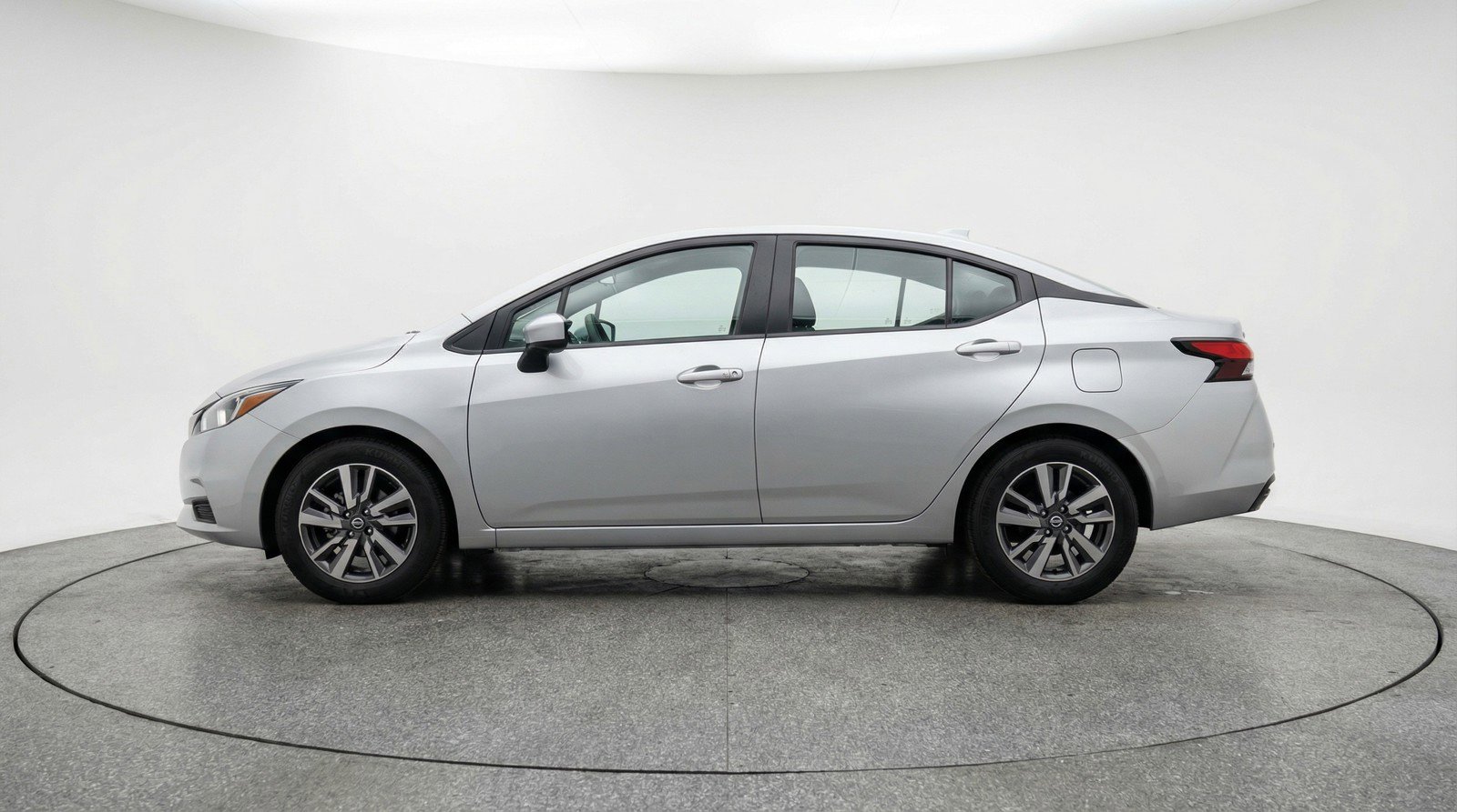 Used 2025 Nissan Versa SV image 5