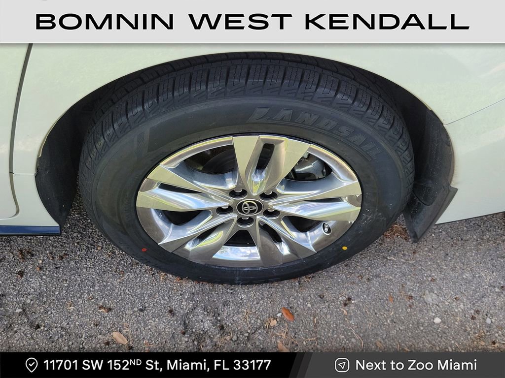 Used 2024 Toyota Sienna Limited image 7