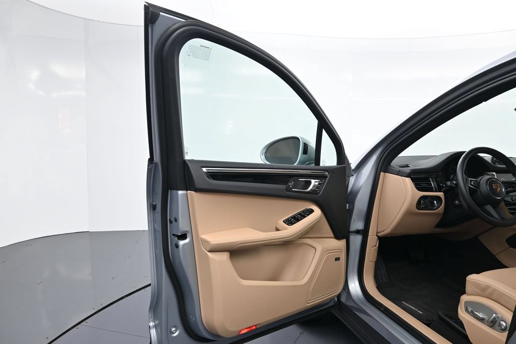 Certified 2026 Porsche Macan AWD/4WD image 16