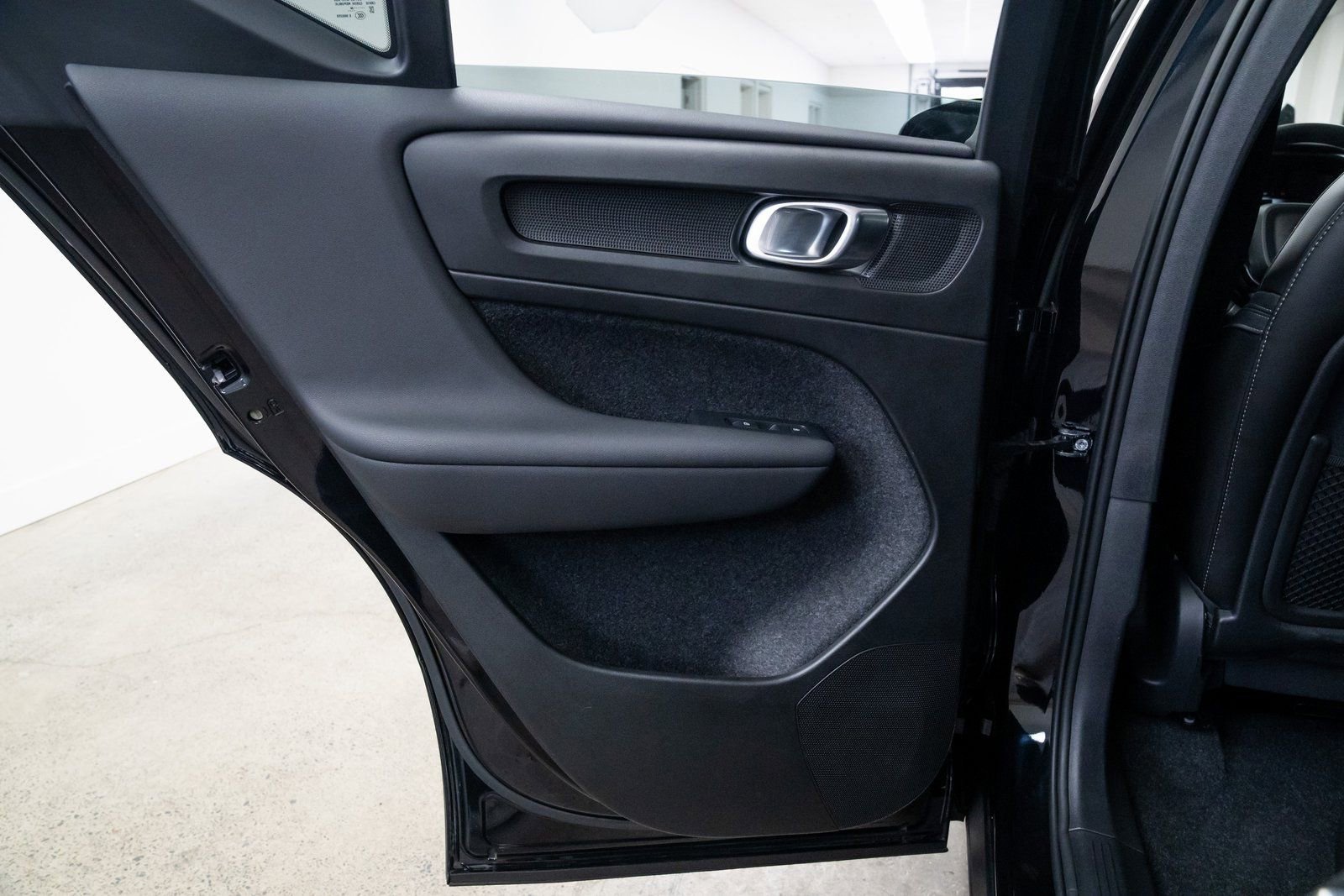 Used 2024 Volvo XC40 B5 Plus AWD/4WD image 19