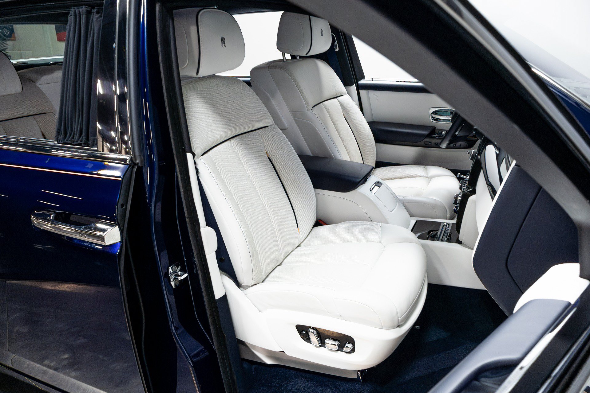 Used 2021 Rolls-Royce Phantom Sedan RWD image 27