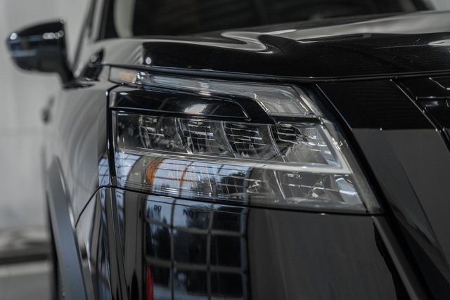 Used 2024 Nissan Pathfinder Platinum w/ Black Appearance Package image 11