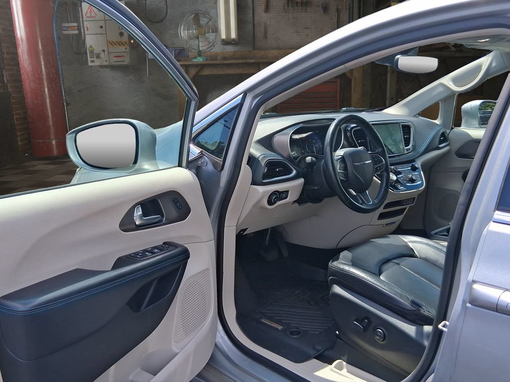 Used 2021 Chrysler Pacifica Touring-L FWD image 13