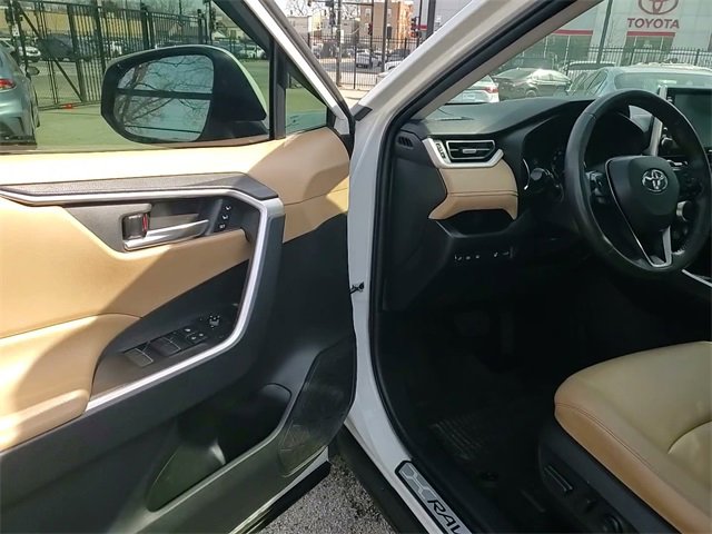 Used 2022 Toyota RAV4 XLE Premium image 10