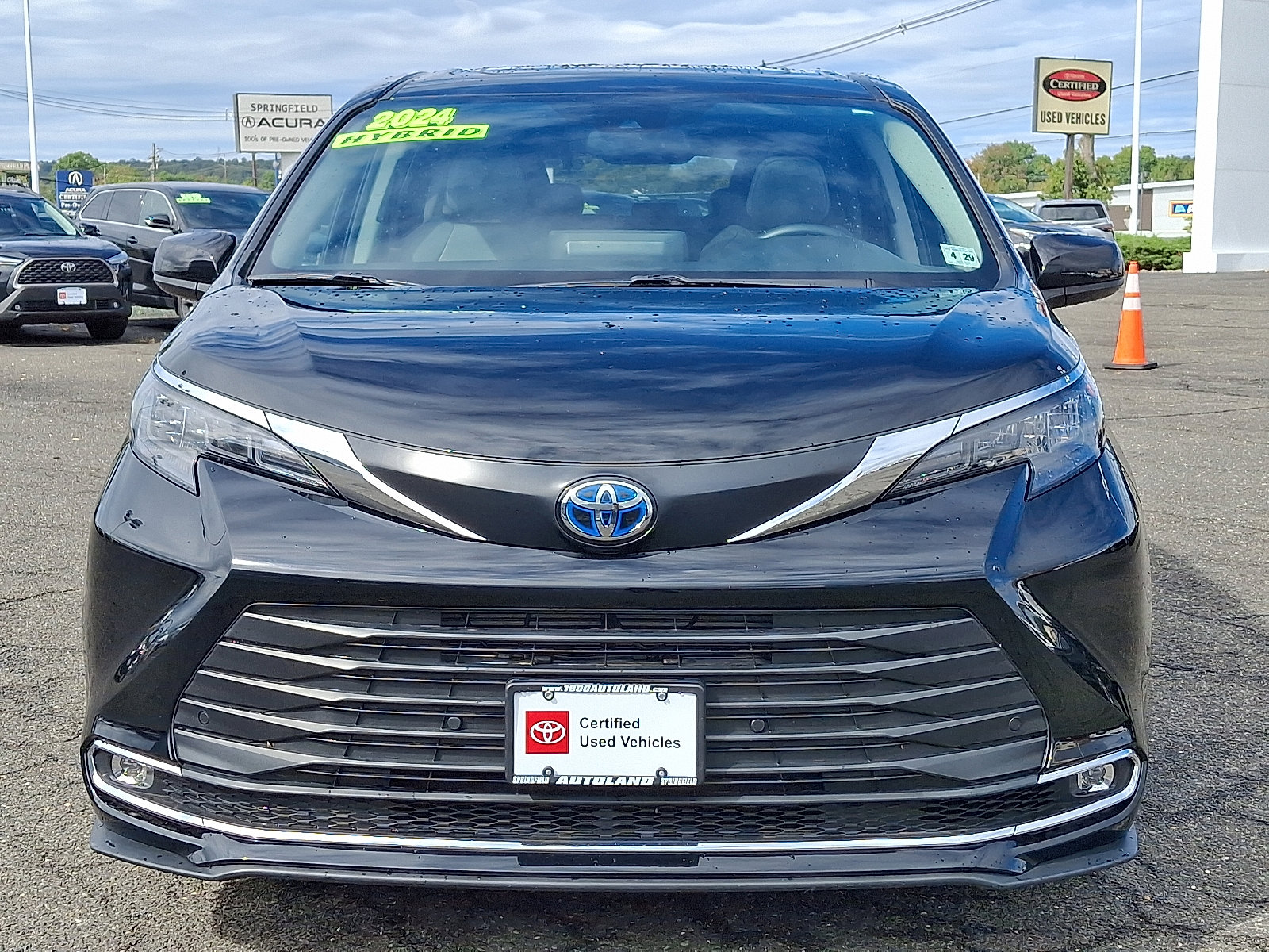 Used 2024 Toyota Sienna XLE image 2