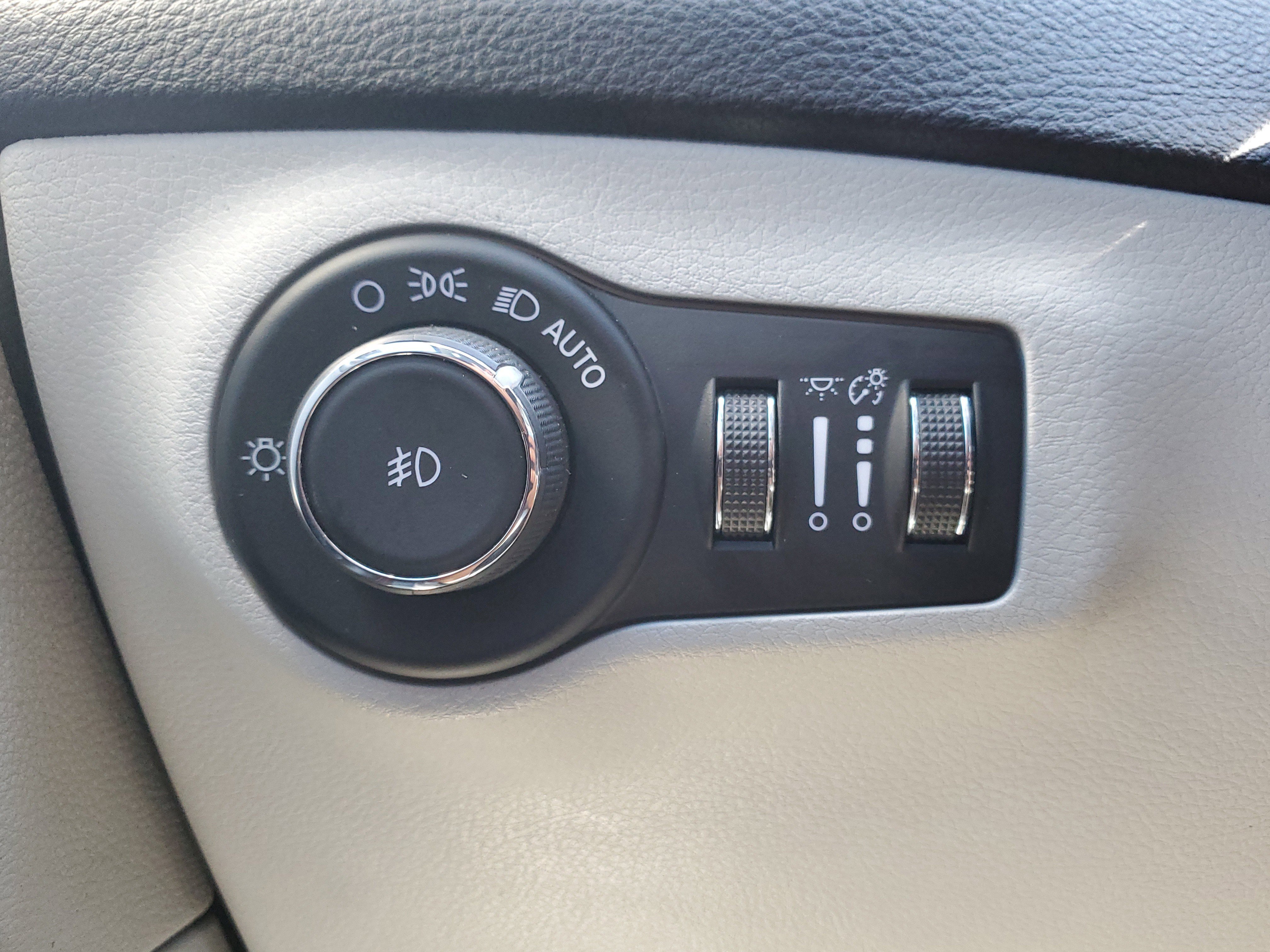 Used 2018 Jeep Compass Limited w/ Navigation Group image 28