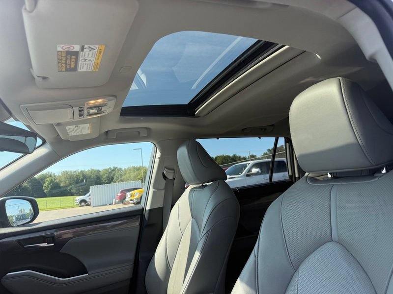Used 2020 Toyota Highlander Limited AWD/4WD image 4
