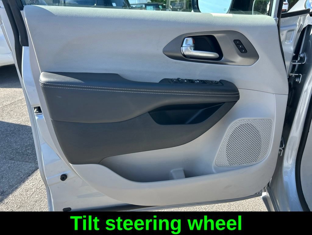 Used 2024 Chrysler Pacifica Touring-L FWD image 35