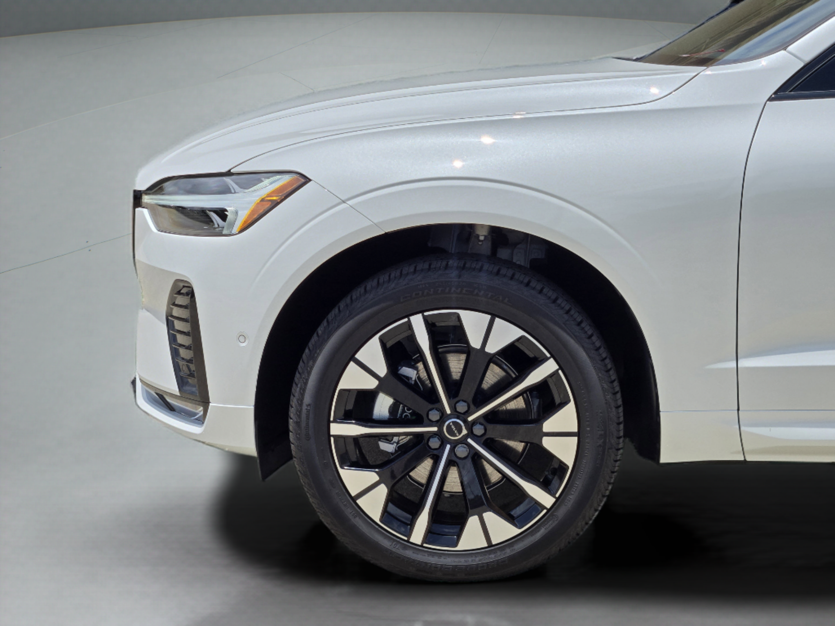 New 2026 Volvo XC60 B5 Plus w/ Protection Package Premier AWD/4WD image 28