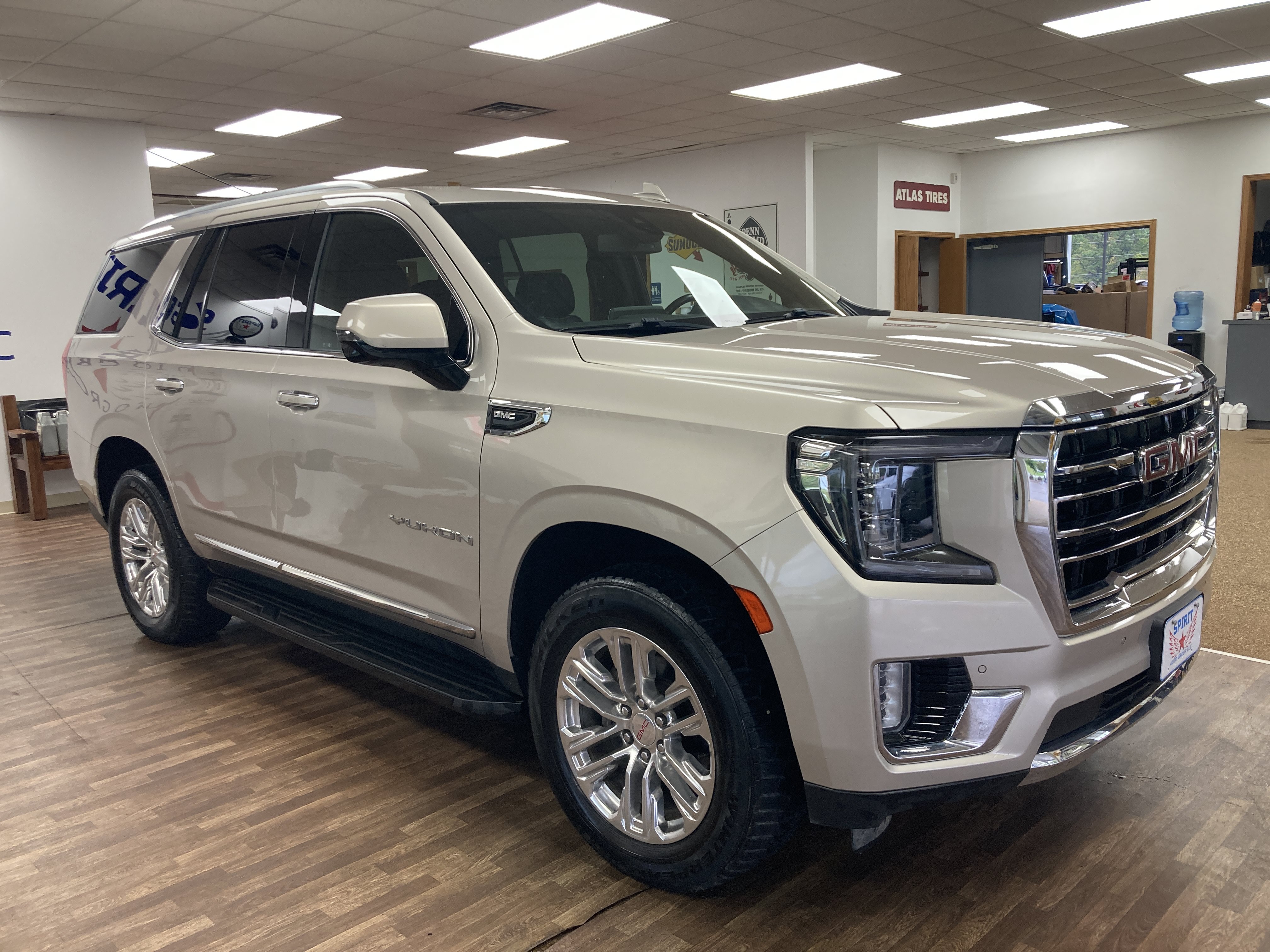 Used 2021 GMC Yukon SLT w/ SLT Premium Package AWD/4WD image 4