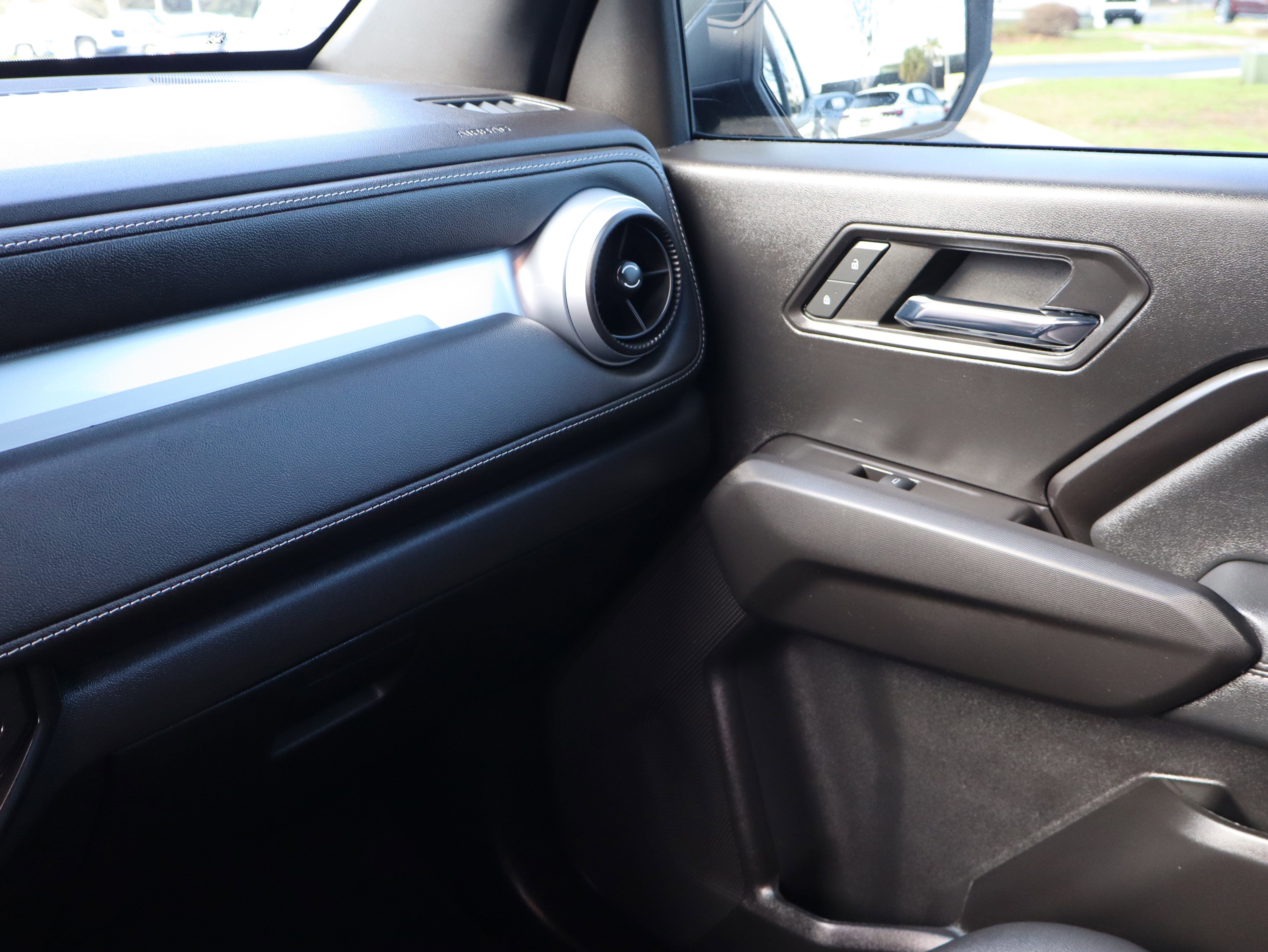 Used 2024 Chevrolet Colorado LT w/ LT Convenience Package III image 33