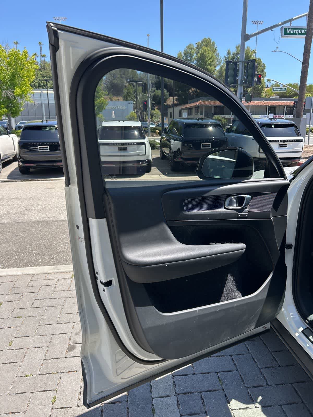 Used 2019 Volvo XC40 T4 R-Design FWD image 17