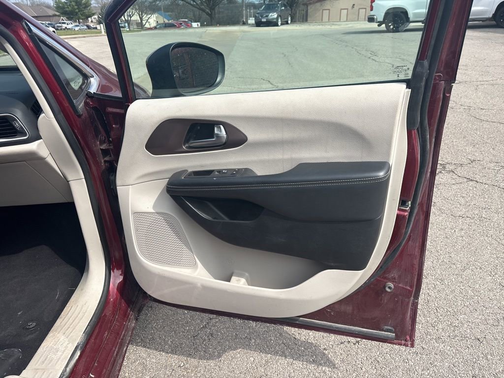 Used 2023 Chrysler Voyager LX image 16