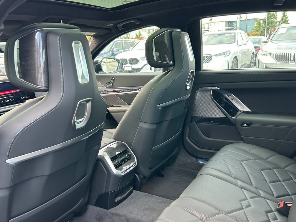 New 2026 BMW i7 M70 w/ Executive Package AWD/4WD image 32