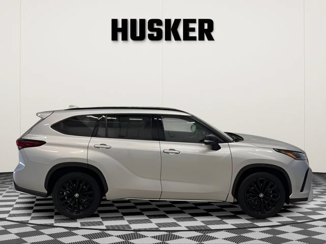 Used 2024 Toyota Highlander XSE FWD image 2