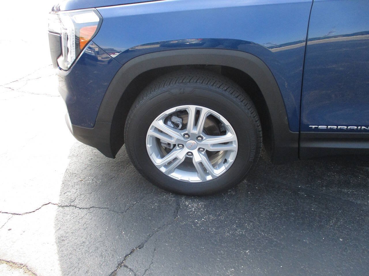 Used 2023 GMC Terrain SLE AWD/4WD image 14