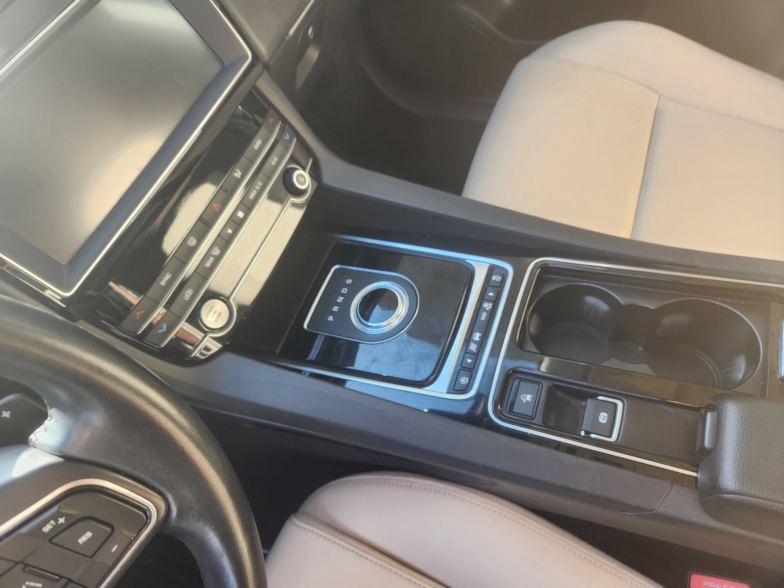 Used 2019 Jaguar F-PACE Premium AWD/4WD image 17