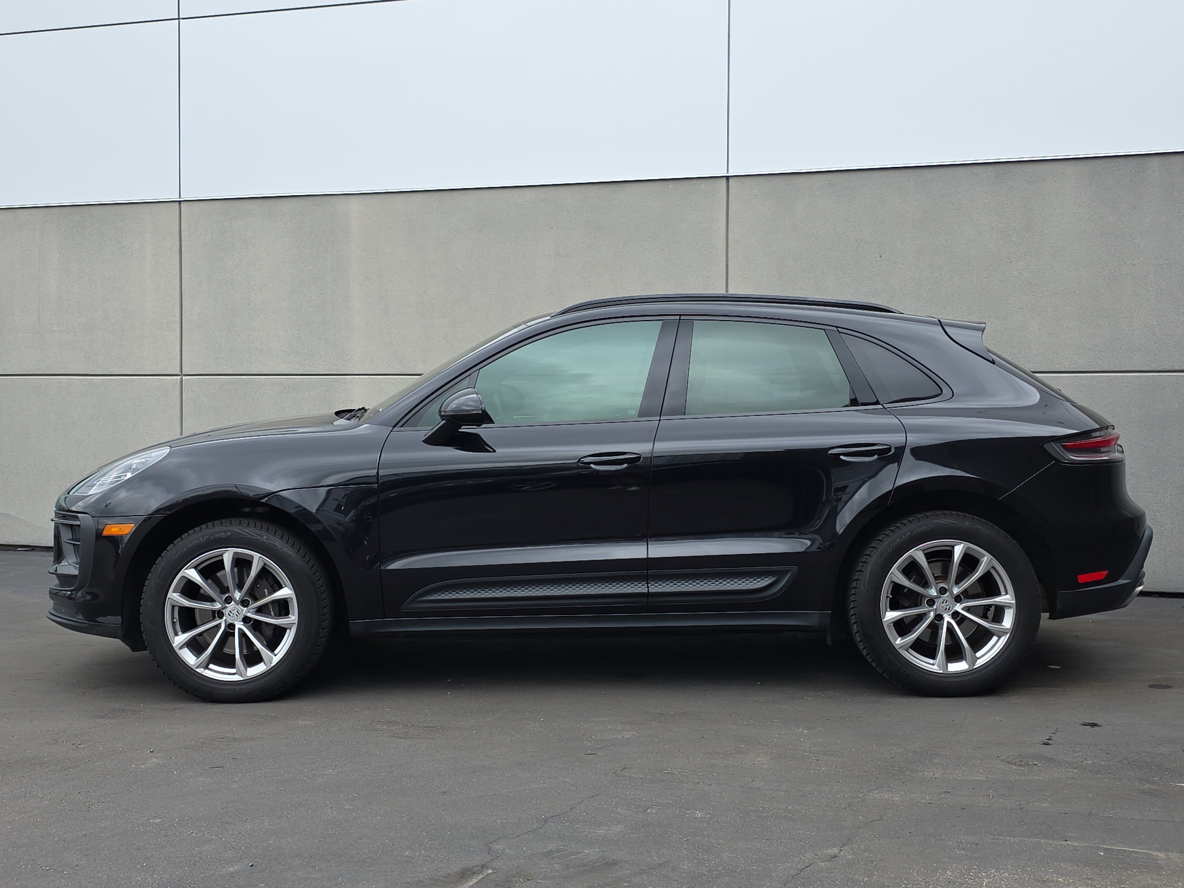Used 2022 Porsche Macan AWD/4WD image 2