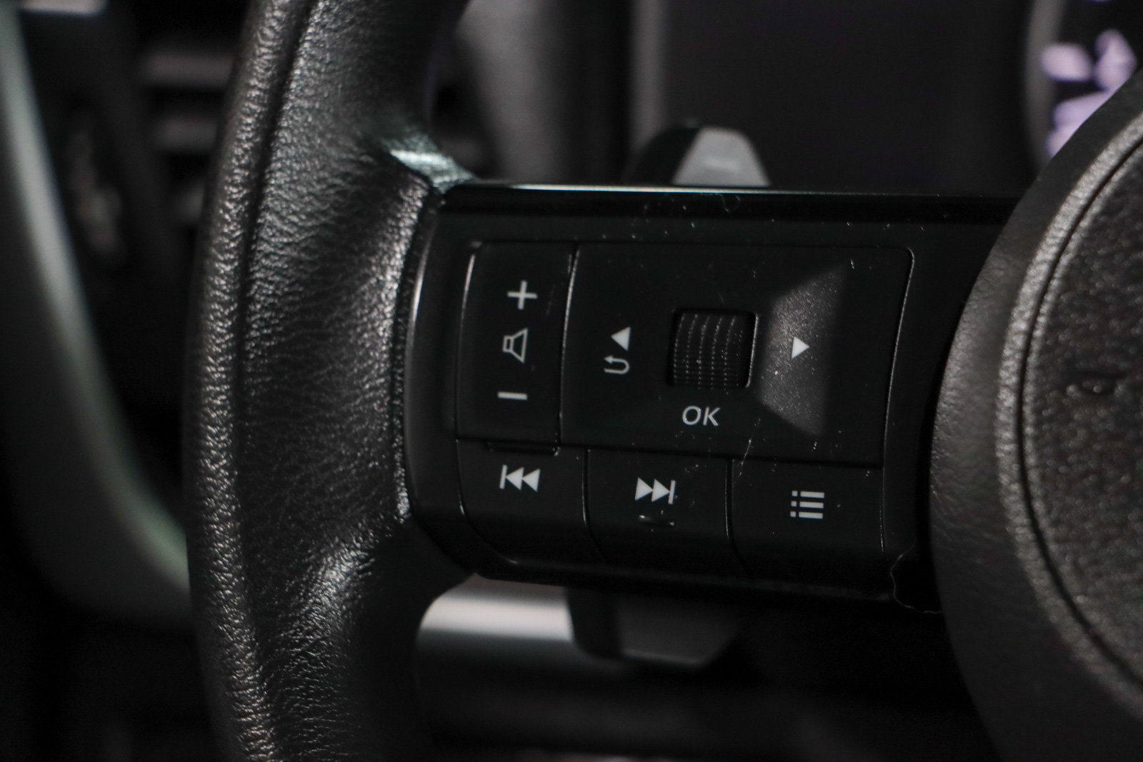 Used 2023 Nissan Rogue SV FWD image 13