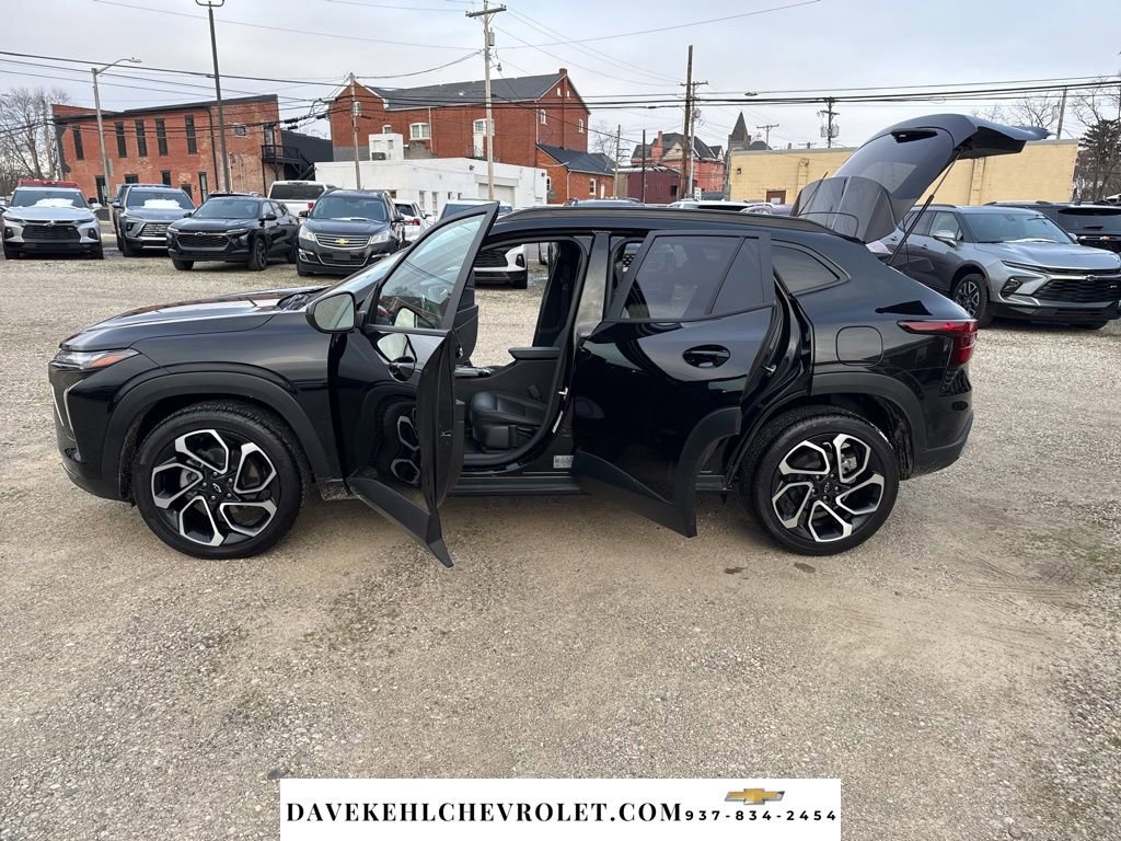 Used 2025 Chevrolet Trax RS w/ Sunroof Package image 27